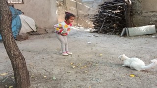 Çatakta minik öğrencilerden anlamlı davranış