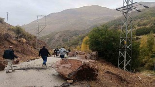 Çatakta yola kaya parçaları düştü