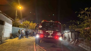 Çatalcada samanlık yangını eve sıçradı, 4 hayvan telef oldu