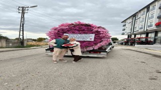 Çekiciyle dev bir çiçek buketi göndererek eşinden özür diledi