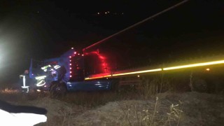 Çeltik tarlasına devrilen tırın sürücüsü öldü