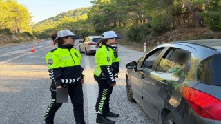 Çeşme-İzmir eski yolunun trafik güvenliği kadın polis memurlarına emanet
