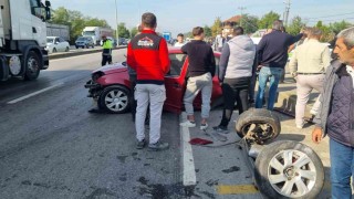 Cip ile çarpışan otomobilin arka tekerlekleri yola fırladı: 2 yaralı