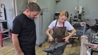 Çırak bulamayan UNESCOlu usta sanatını kızına öğretiyor