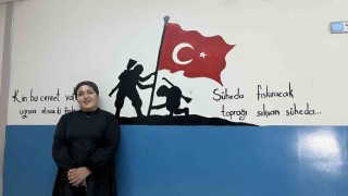 Çizdiği resimler ile okul duvarlarına estetik bir görünüm kazandırıyor