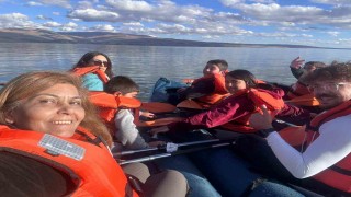 Çocuklar Çıldır Gölünde kanoyla tanıştı