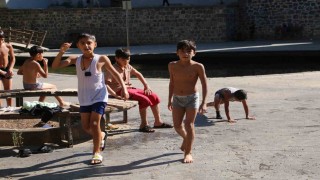 Çocuklar ekim dinlemedi, Anzelenin yolunu tuttu