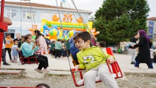 Çocuklar oyuna, aileler sağlık taramasına