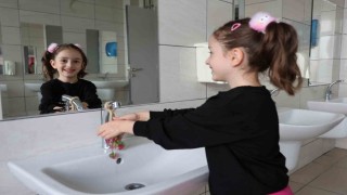 Çocuklarda el yıkamaya teşvik etmek için meyve şeklinde sabun tasarladı