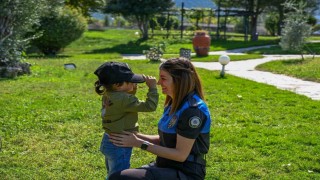 Çocukların yüzünü güldüren polis kalpleri ısıttı