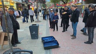 Çöp kutusu yanına bırakılan valiz paniğe neden oldu