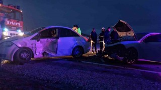 Çorumda iki otomobil çarpıştı: 3 yaralı