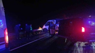 Çorumda kamyonet ile minibüs çarpıştı: 7 yaralı