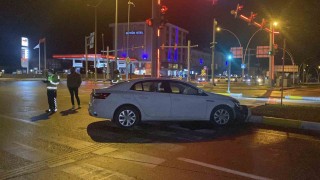 Çorumda otomobil refüje çarptı: 1 yaralı