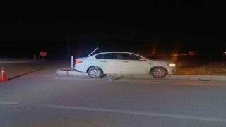 Çorumda otomobil refüje çarptı: Araçtakiler hafif sıyrıklarla kurtuldu