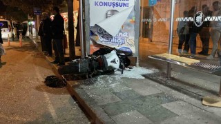Çorumda otomobille çarpışan motosiklet otobüs durağına daldı: 1 yaralı