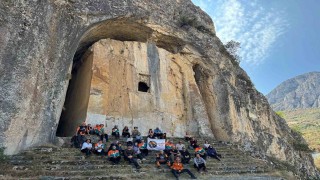 Çorumun gizemli kaya mezarı büyük ilgi görüyor