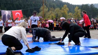 Cumhuriyet Bayramı gösterisinde duygulandıran anlar: Kızı gösteri yapabilsin diye atkısıyla minderleri kuruttu
