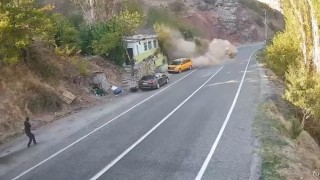 Dağdan yuvarlanan kaya parçası ev ve araçları teğet geçti: O anlar kamerada