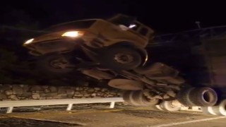 Damperi açık kamyon KGYS direğine çarparak asılı kaldı: 1 yaralı