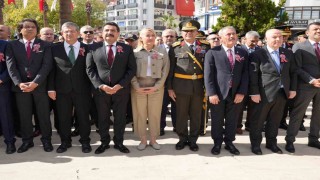 Denizlide Cumhuriyetin 102. yıldönümü kutlamaları çelenk sunumuyla başladı