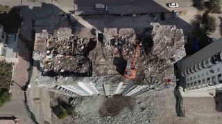 Depremde hasar gören binaların yıkımı vatandaşlara o günleri hatırlatıyor