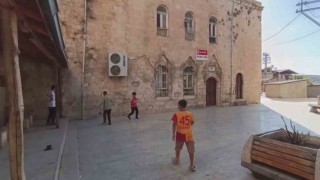 Depremde hasar gören cami ibadete kapalı