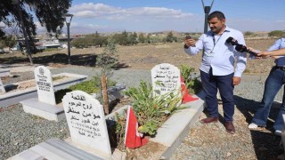 Depremde kaybettiği 3 evladının mezarında Size bir damla su verecek kimse kalmadı, Allah sizi unutmaz evladım diyen Suriyeli anne duygulandırdı