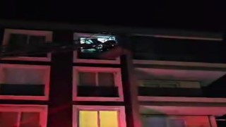 Depreme itfaiye merdiveninde yakalandılar