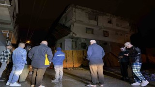 Depremin ardından hasarlı metruk bina korkuttu: Sokak trafiğe kapatıldı