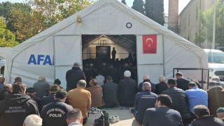 Depremin vurduğu Sındırgıda cuma namazı çadırlarda kılındı