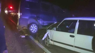 Derebucakta otomobil ile minibüs çarpıştı: 2 yaralı