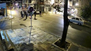 Devrilen araçtaki 8 aylık bebek camdan, baba ise aracın bagajından çıkartılarak kurtarıldı