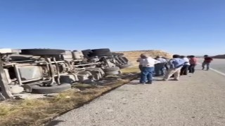 Devrilen kamyonun sürücüsü hafif yaralandı