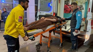 Devrilen motosikletteki 4 kişi yaralandı