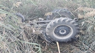 Devrilen traktörün altında kalan sürücü hayatını kaybetti
