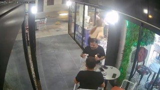 Dikkatsizliğiyle cam kapıya çarpan kadın personelin yere savrulduğu anlar kamerada