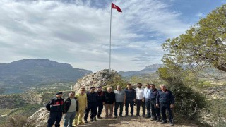 Direk yenilendi, yeni bayrak göndere çekildi