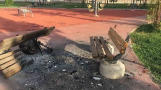 Diyarbakırda bazı parklarda oturma bankları yakıldı