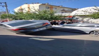 Diyarbakırda ilginç kaza: Park halindeki 2 araca çarpıp asılı kaldı