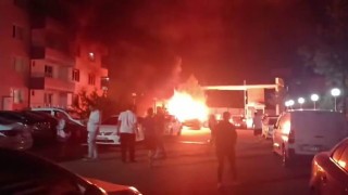 Diyarbakırda park halindeki araç alev topuna döndü