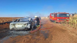 Diyarbakırda seyir halindeki araç küle döndü