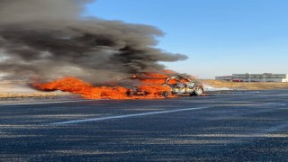 Diyarbakırda seyir halindeki otomobil alevlere teslim oldu