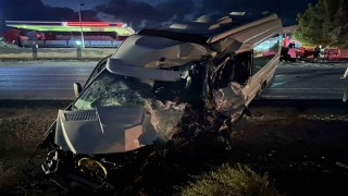 Diyarbakırda yolcu minibüsü ile tanker çarpıştı: 1 yaralı