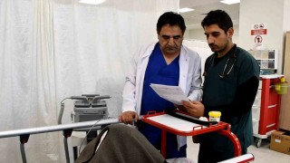 Doktor baba-oğul aynı hastanede hizmet etmenin mutluluğunu yaşıyor