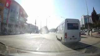 Dolmuş şoförü yolcuların canını hiçe sayarak kırmızı ışıkta geçti