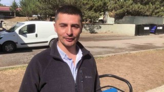 Dondurucu soğuğa aldırış etmeden, anne köpeği yavrularına kavuşturmak için ırmağa girdiler