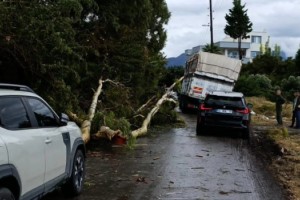 Dörtyol’da Şiddetli Yağış ve Fırtına Hayatı Felç Etti