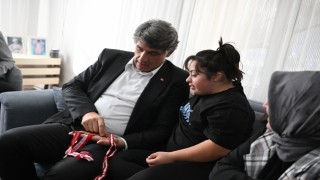 Down sendromlu Elanur, yüzmede birinci oldu