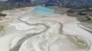 Dron kamerası kuraklığı gözler önüne serdi: Barajda sular çekildi, köylüler acur ekti